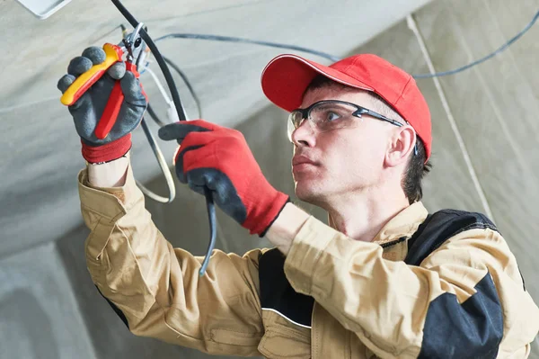 Elektriker-Service. Installateur arbeitet mit Kabel — Stockfoto