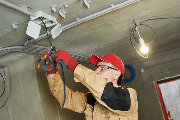 Serviço de eletricista. Instalador trabalha com cabo — Fotografia de Stock