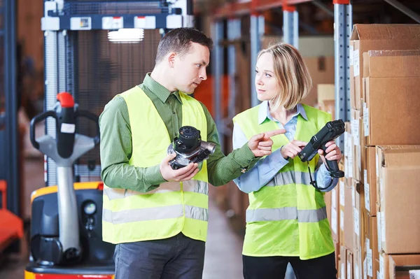 Lager service och ledningssystem. Arbetare med streckkodsläsare — Stockfoto