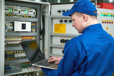 Anahtar kutusu Sınayıcısı ile elektrikçi çalışır