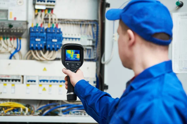 Inspeção de imagens térmicas de equipamentos elétricos — Fotografia de Stock