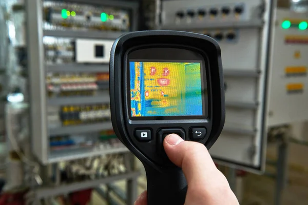 Värmekamerainspektion av elektrisk utrustning — Stockfoto