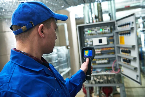 Inspeção de imagens térmicas de equipamentos elétricos — Fotografia de Stock