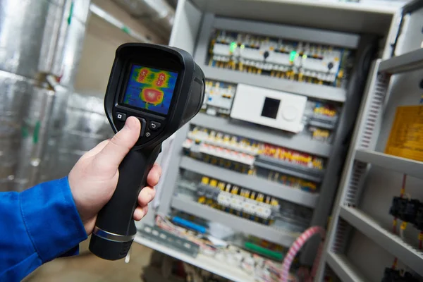 Värmekamerainspektion av elektrisk utrustning — Stockfoto