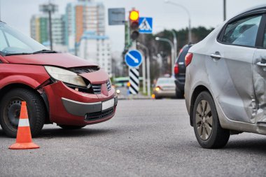 Sokakta araba kazası. Hasarlı otomobiller