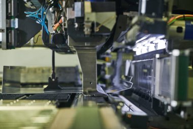 Panel bükme makinesi çalışıyor. Metal levha oluşturma süreci
