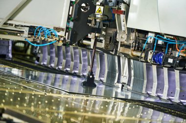 Panel bükme makinesi çalışıyor. Metal levha oluşturma süreci