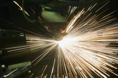 Lazer kesimi. Kıvılcımlı metal makine