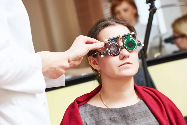 Exames oculares femininos na clínica de oftalmologia — Fotografia de Stock