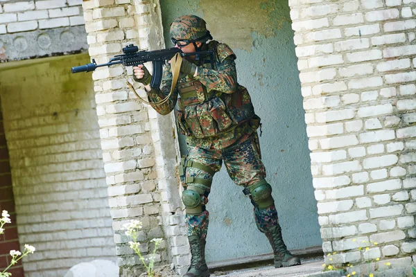 Military soldier training. Aiming with rifle gun — Stock Photo, Image