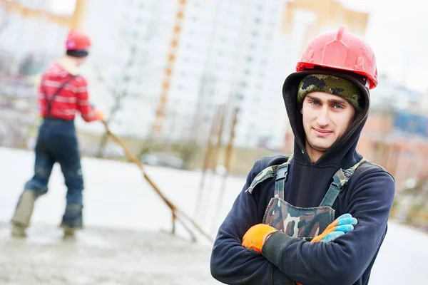 Pracovník při betonových pracích na staveništi — Stock fotografie