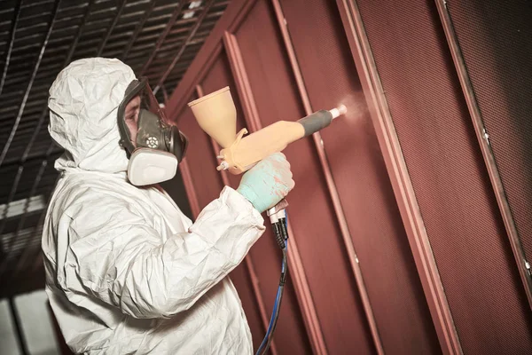 Rivestimento polimerico di dettaglio metallico con pistola a spruzzo a polvere — Foto Stock