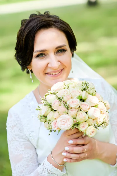 Hochzeit. Brautporträt im Park — Stockfoto