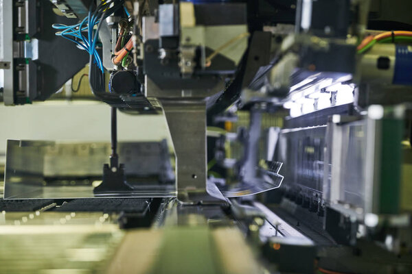 Станок для гибки панелей за работой. процесс формования листа металла