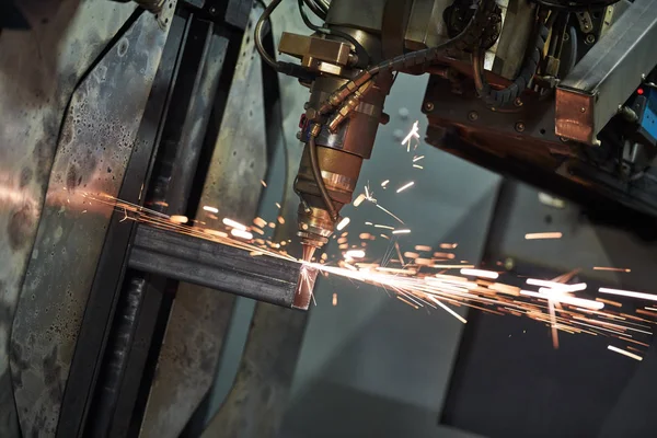 チューブレーザーマシン上の火花金属パイプのレーザー切断 — ストック写真
