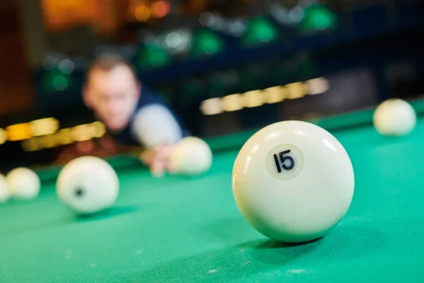 Man playing billiards in club — Stock Photo, Image