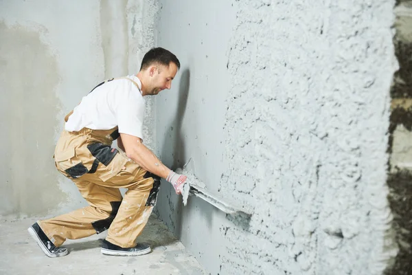 Plâtrier utilisant chape lissage mastic mortier de plâtre sur le mur — Photo