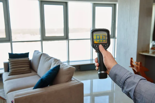 Thermal imaging camera at apartment inspection for finding heating leakage — Stock Photo, Image