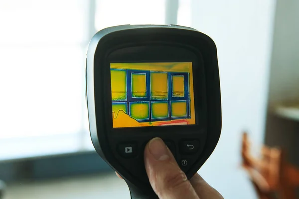 Thermal imaging camera at apartment inspection for finding heating leakage — 스톡 사진