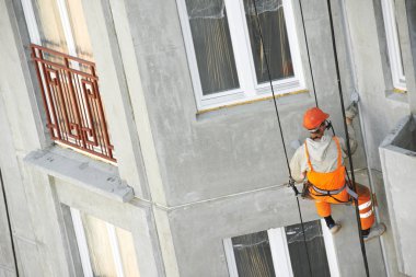 Endüstriyel dağcı. Dış cephe yalıtım mastik ile dikiş eklem bina mühürleme Oluşturucu