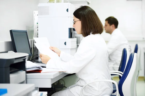 Pesquisadores analisando dados de cromatografia líquida em laboratório — Fotografia de Stock