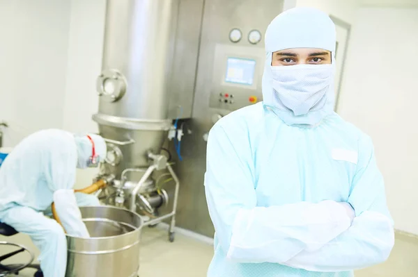 Porträt eines pharmazeutischen Fabrikarbeiters im Schutzanzug — Stockfoto