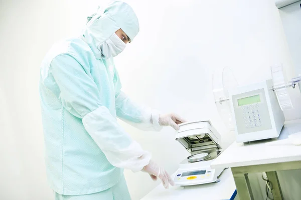 Trabajador farmacéutico usando analizador de humedad — Foto de Stock