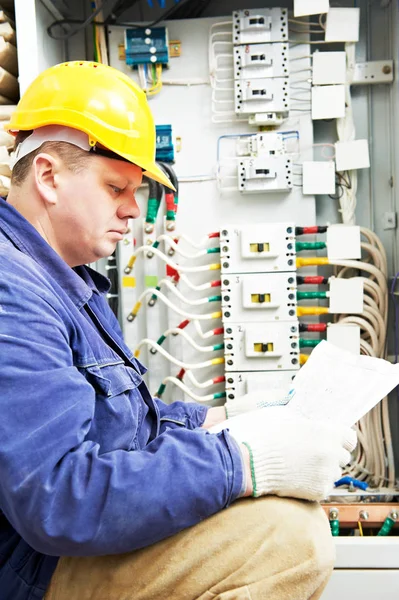 Elektricien ingenieur werknemer met blauwdruk project — Stockfoto