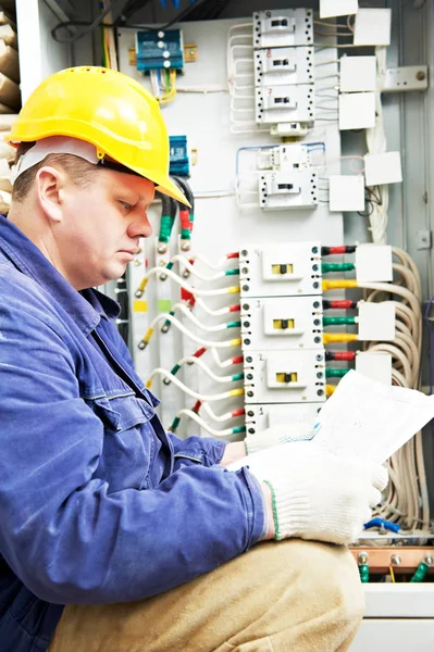 Eletricista engenheiro trabalhador com projeto de planta — Fotografia de Stock