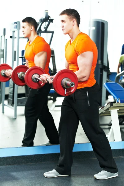 Culturista hombre entrenamiento bíceps ejercicios musculares —  Fotos de Stock