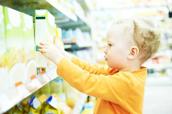 Criança fazendo compras de alimentos no supermercado — Fotografia de Stock