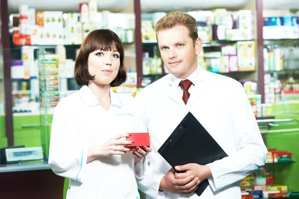 Farmácia equipe de farmácia mulheres e homens na farmácia — Fotografia de Stock