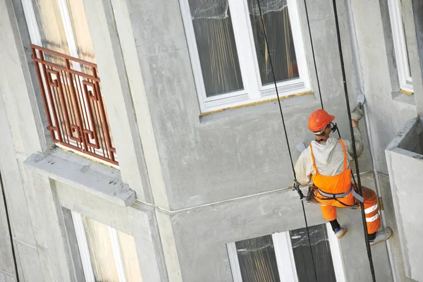 Industrial climber. Builder sealing outside facade building seam joints with insulation mastic — Stock Photo, Image