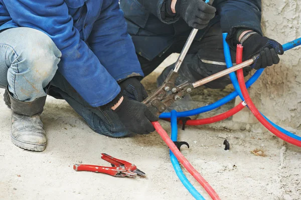 Installazione impianto di riscaldamento. installazione e collegamento di tubi a pavimento — Foto Stock