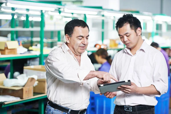 Manager und chinesischer Arbeiter in Fabrik, Verwaltung und Zusammenarbeit — Stockfoto