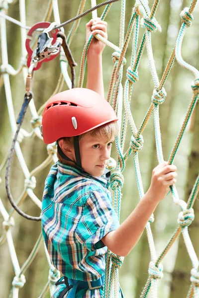 Niño en la actividad de escalada en el parque del bosque de alambre alto —  Fotos de Stock