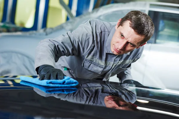 Reparaturmann poliert Autokarosserie in Garage — Stockfoto