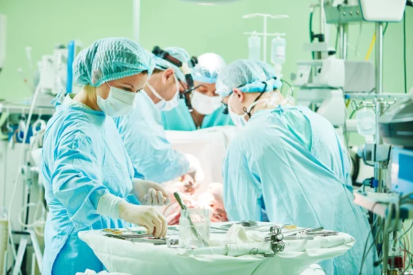 Cirurgiões a trabalhar. enfermeira no momento da operação no hospital de cirurgia infantil — Fotografia de Stock