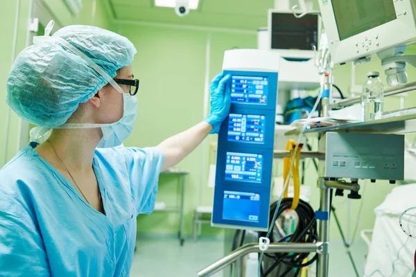 Assistente de cirurgia perfusionista operando uma máquina de pulmão coração moderno — Fotografia de Stock