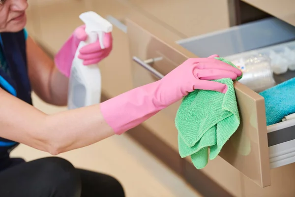 Service de nettoyage. essuyage armoire de cuisine avec chiffon et liquide — Photo