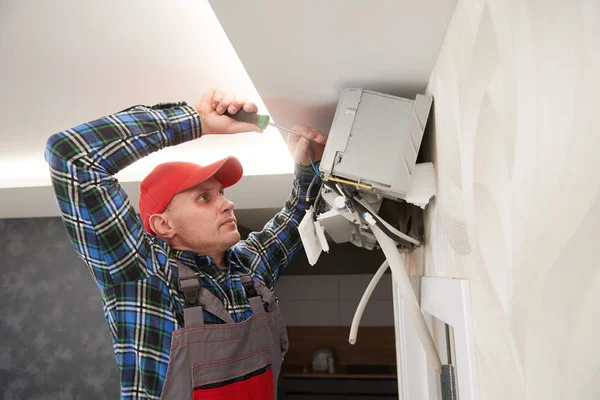 Aria condizionata di servizio. Lavoratore al sistema di climatizzazione installazione al chiuso — Foto Stock