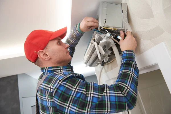 Servicio de aire acondicionado. Trabajador en instalación de sistemas de climatización en interiores —  Fotos de Stock