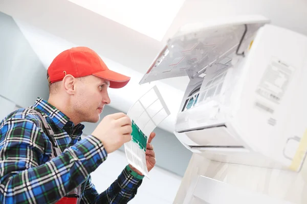 Air conditioner service. Check and replace the filter for cleaning — Stock Photo, Image