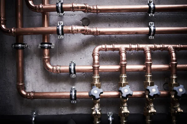 Servicio de fontanería. tubería de cobre de un sistema de calefacción en la sala de calderas —  Fotos de Stock