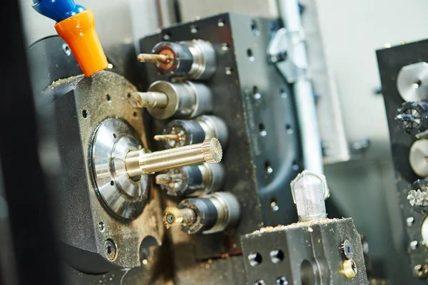 Nahaufnahme der Metallbearbeitung auf einer Multi-Werkzeugmaschine — Stockfoto