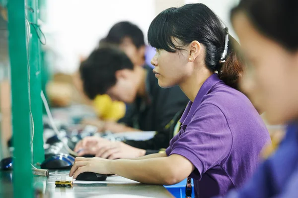 Trabalhador feminino chinês na montagem de dispositivo eletrônico na fábrica — Fotografia de Stock
