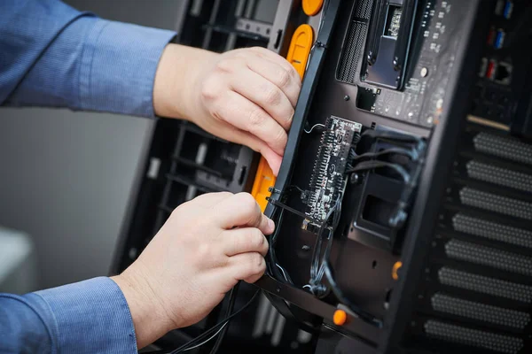 Servicio de mantenimiento de computadoras y reparación de garantía. tendido de cables —  Fotos de Stock