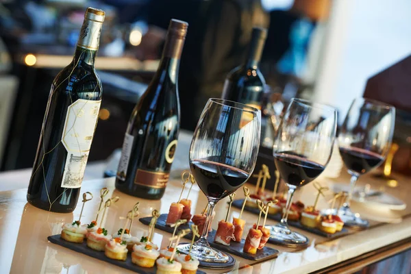 Close-up catering table set at restaurant — Stock Photo, Image