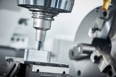 Fabrika kesicisiyle endüstriyel metalcilik kesme işlemi