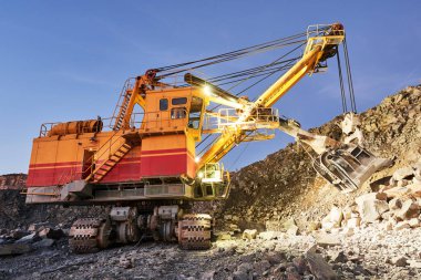 Exavator opencast madencilikte granit veya cevherle çalışır
